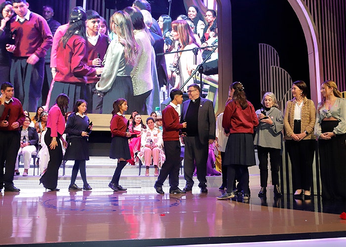Momento en el que se hizo homenaje al Jurado Nacional del Premio Cafam a la Mujer, y los niños de la Orquesta Sinfónica Tocar y Luchar de Cafam.