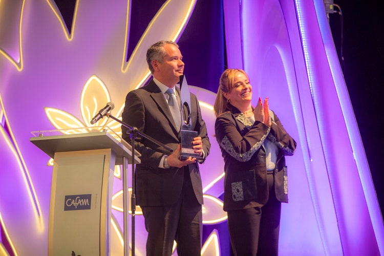 Subdirector General de Cafam Ricardo Andrés Urrutia y Martha Lucía Merchan, Líder del Premio Cafam a la Mujer.