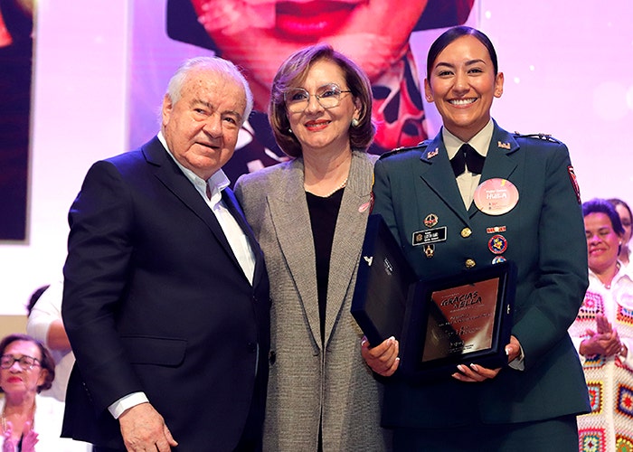 Teniente Natalia Guío Pérez, ganadora del homenaje Gracias a Ella de Fundación Belcorp y Cafam, junto a su postulante Nathalie Ávila y el Dr. Luis Gonzalo Giraldo, Director Administrativo de Cafam.