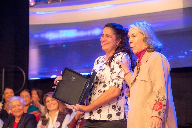 Naiyeska Naiyelin Rodríguez Esaa, Mujer Cafam Vichada recibiendo su distinción Solidaridad Fronteriza y María Teresa Peresson de Riaño