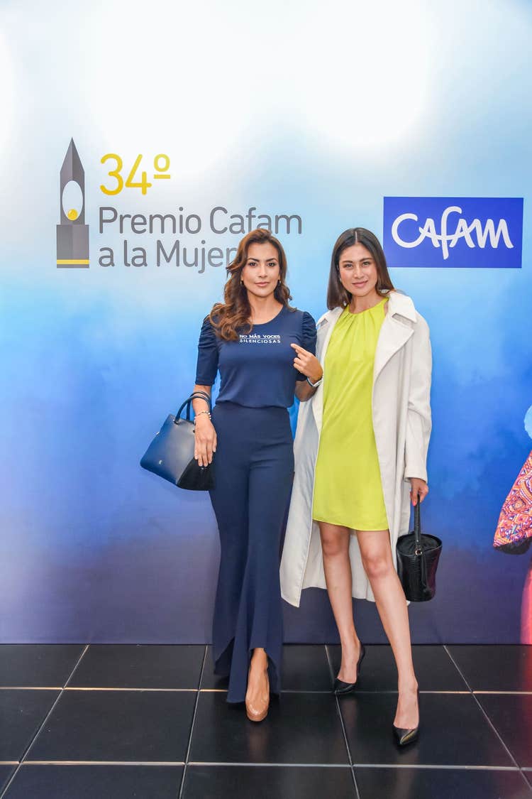 Johanna Moreno y Diana Lemus asistentes al acto de premiación que pertenecen a la farándula colombiana.