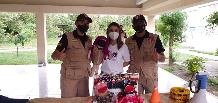 Integrantes del equipo de Desminado Humanitario con los títeres del Show de Nata Desmina