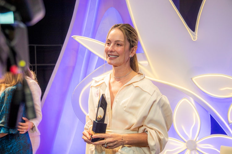 Claudia Bahamón recibe distinción de Mujer Llena de Vida debido a su ejercicio en el cuidado y educación del medio ambiente.
