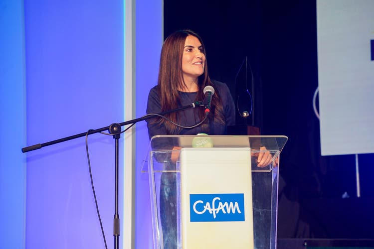 Maria Paula Avila Osorio, ganadora del Premio Cafam a la Mujer 2023, en su discurso de proclamación donde agradece a todos los que han apoyado su Fundación.