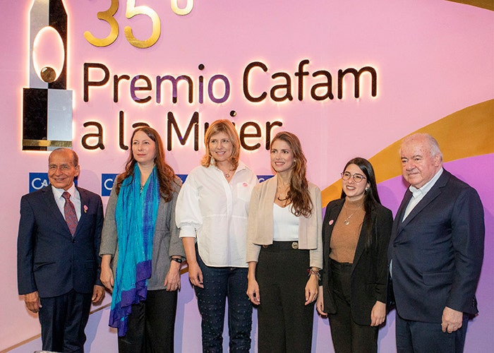 Mesa Directiva, de izquierda a derecha: Guillermo Charca Rojas, Diana Espinosa, Adriana Guillén, Carolina Deik Acosta, Angie Katherine Monroy y el Dr. Luis Gonzalo Giraldo.