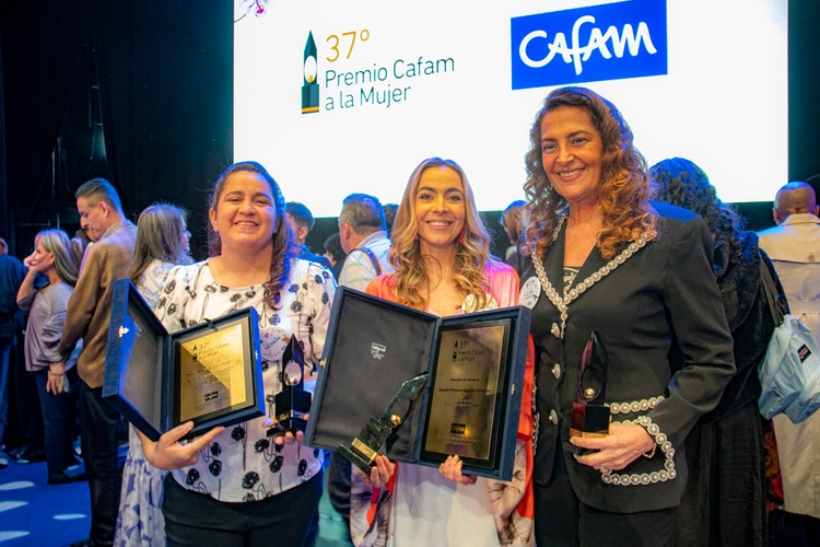 De izquierda a derecha Naiyeska Naiyelin Rodríguez Esaa Mujer Cafam Vichada, Angela Fiorenza Aguirre Peresson Mujer Cafam La Guajira, Olga Liliana Nader Cardona Mujer Cafam Valle del Cauca.