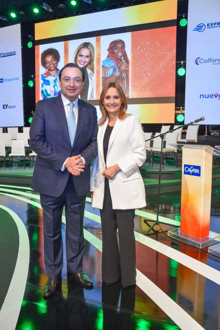 Presentadores del Premio Cafam a la Mujer Jorge Alfredo Vargas e Inés María Zabaraín.