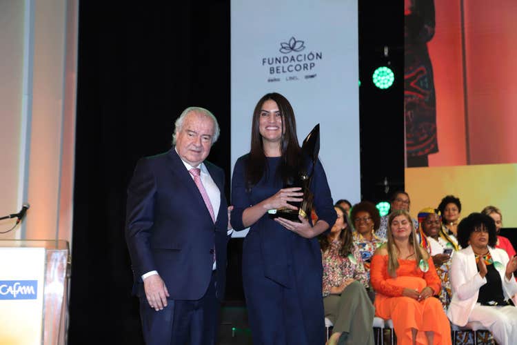 La Mujer Cafam 2023, Maria Paula Avila Osorio, junto al Dr. Luis Gonzalo Giraldo Marín, Director Administrativo de Cafam.