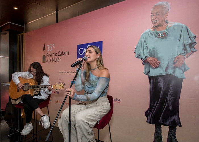 Show de Laura Maré en la Sala de Exposiciones, durante la toma de champagne en honor a las Mujeres Cafam 2024.