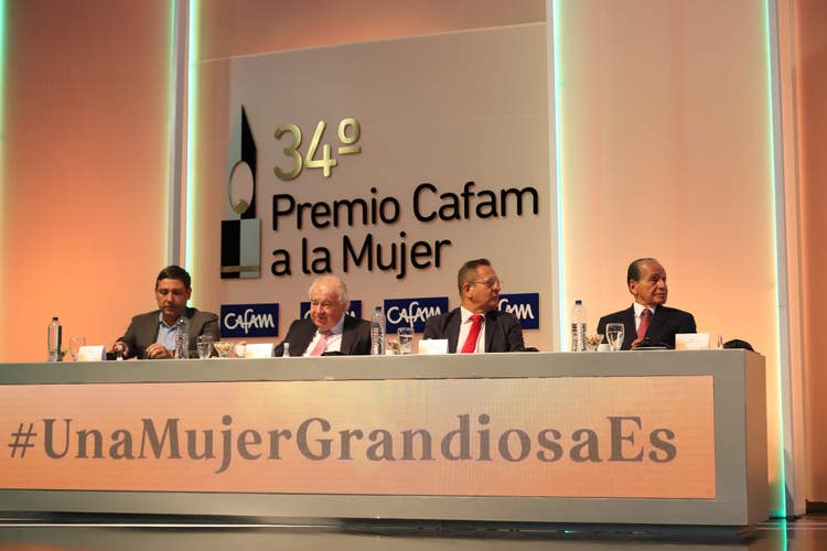 Mesa directiva del Premio Cafam a la Mujer. De izquierda a derecha: Mauricio Lizcano, en ese momento Director del departamento Administrativo de la Presidencia de Colombia. Dr. Luis Gonzalo Giraldo Marín, Director Administrativo de Cafam. Luis Guillermo Pérez Casas, Superintendente de Subsidio Familiar y a su lado Dr. Guillermo Charcas Rojas, Presidente del Consejo Directivo de Cafam.