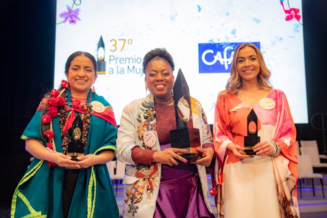 De izquierda a derecha, Adriana Vanessa Tisoy Tandioy Mujer Cafam Putumayo 2026, Chechy Murillo ganadora del Premio Cafam a la Mujer 2026 y Angela Fiorenza Aguirre Peresson Mujer Cafam Guajira 2026