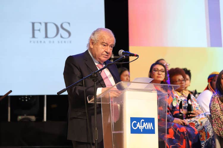 Dr. Luis Gonzalo Giraldo Marín en su discurso, donde exalta y agradece la labor de todas las Mujeres Grandiosas que trabajan porque Colombia sea un mejor país.