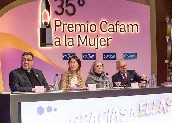 Integrantes del Jurado Nacional en la mesa principal de la ceremonia del 35° Premio Cafam a la Mujer