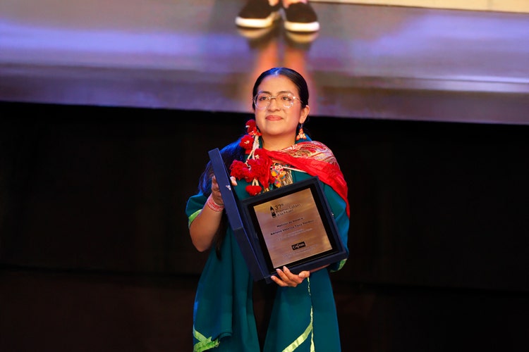 Adriana Vanessa Tisoy Tandioy Mujer Cafam Putumayo, recibiendo la primer mención de honor.