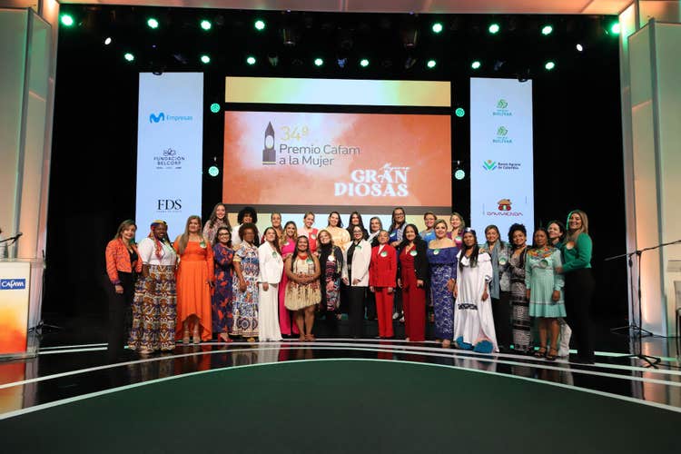 Las 26 Mujeres Grandiosas finalistas de la edición 34 del Premio Cafam a la Mujer, junto a sus madrinas y la coordinadora del evento.