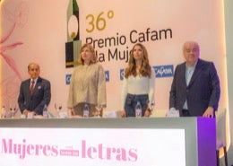 De izquierda a derecha: Guillermo Charcas Rojas, Presidente del Consejo Directivo de Cafam; Adriana Guillen, Presidenta de Asocajas; Carolina Deik, esposa del Alcalde Mayor de Bogotá; Doctor Luis Gonzalo Giraldo, Director Administrativo de Cafam.