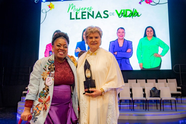 Chechy Murillo Mujer Cafam 2026 y Doris Morera De Castro, representa al Tolima en el Premio Cafam a la Mujer 2026 con su distinción de Una vida dedicada al arte.