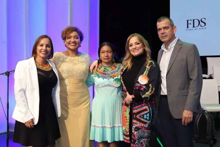 Alejandra Diaz de Comfamiliar Risaralda, Claudia Yurley Quintero, Mujer Cafam 2022, a su lado la segunda mención de honor de esta edición, Francia Elena Giraldo y Martha Lucía Merchán, mención especial del Jurado Nacional. Además, el director de Comfamiliar Risaralda Luis Fernando Acosta Sanz.