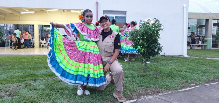 Lizeth Natalia Guío junto a una niña con traje típico