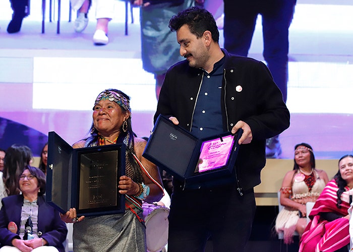 Yenny Cardena Mepaquito, primera mención de honor, junto a su postulante Miguel Cabrera.