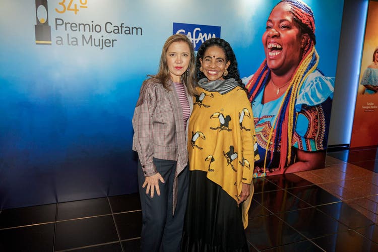 Diana Serpa en compañía de Jenny de la Torre.