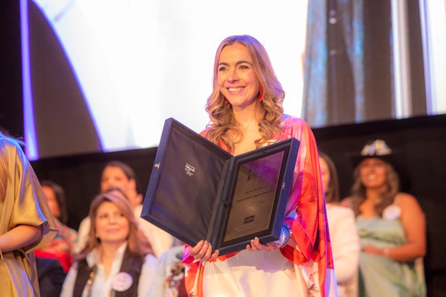 Angela Fiorenza Aguirre Peresson Mujer Cafam La Guajira recibiendo la segunda mención de honor.