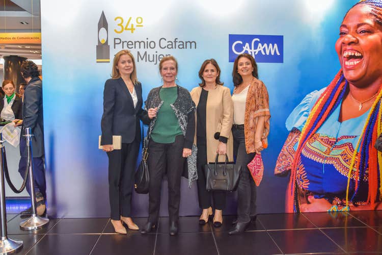 Las esposas de embajadores también asistieron a la ceremonia de premiación.
