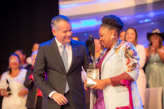 El Subdirector General de Cafam Ricardo Andrés Urrutia entregando la distinción de Mujer Cafam a Chechy Murillo, ganadora del Premio Cafam a la Mujer 2026.