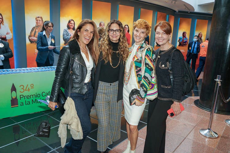 Asistentes de la farándula colombiana: Naty Botero, María José Martínez, Ana Wills y Julita Barreto.