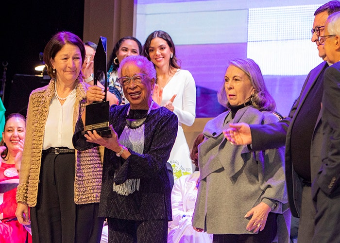 Teresita Gómez, ganadora del homenaje “Toda una Vida por el Arte”, junto al Jurado Nacional.